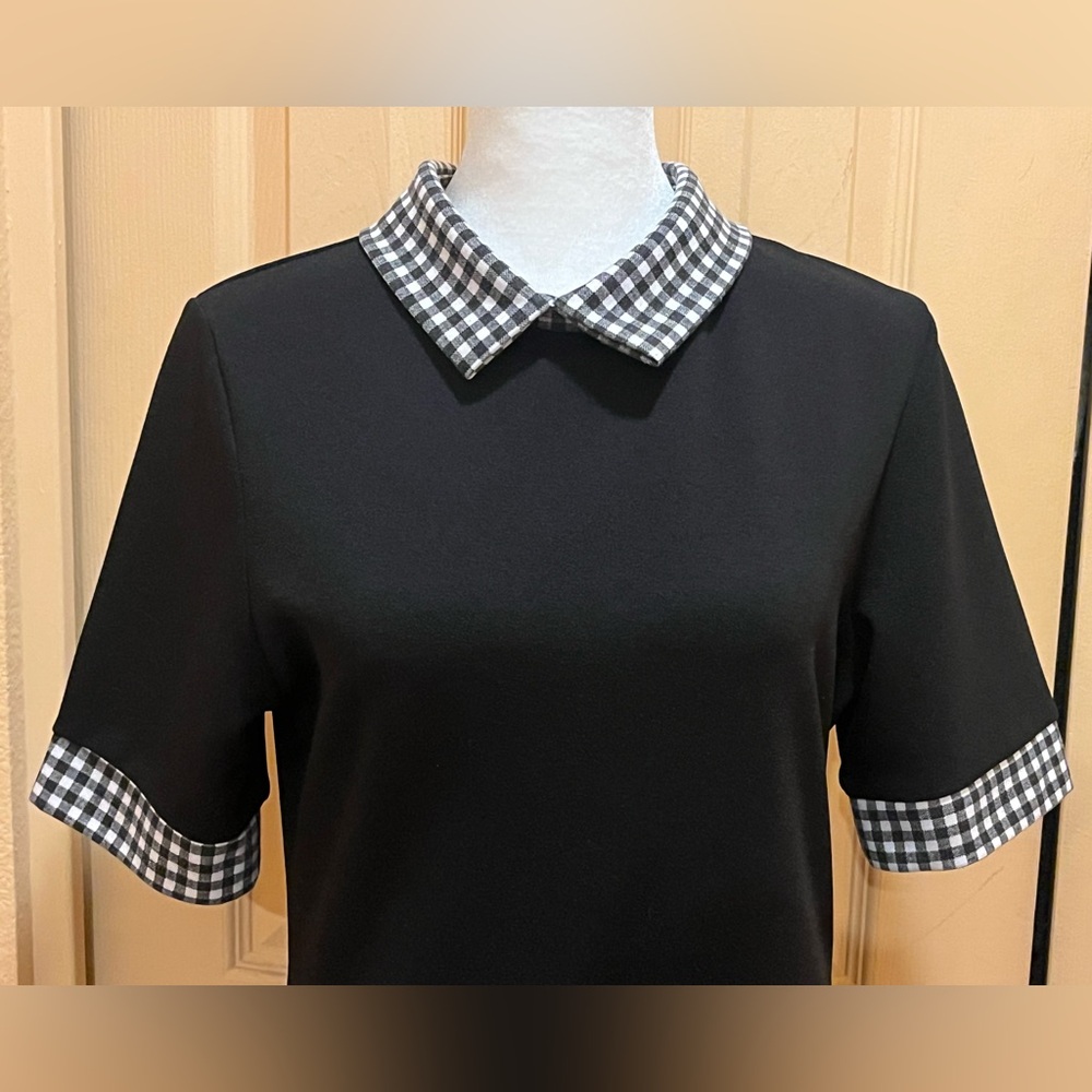 Little black dress w/ white check collar & short sleeves. Pencil silhouette. 10 - Picture 4 of 11